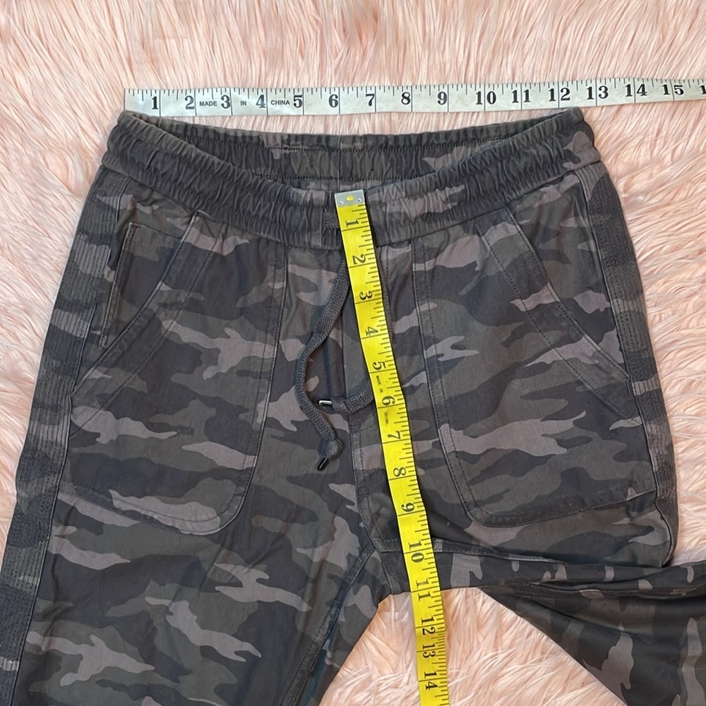 Athleta Black Olive Camo Farallon Jogger Travel Lifestyle Pant Size 2 - Picture 7 of 8